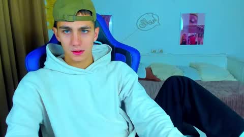 Snapshot of frank_mooree chatting on 09.22.25 Frank online show from 09.22.25