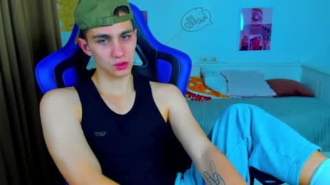 Snapshot of frank_mooree chatting on 09.28.25 Frank online show from 09.28.25