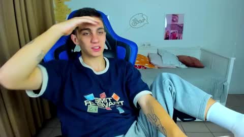 Snapshot of frank_mooree chatting on 10.04.25 Frank online show from 10.04.25