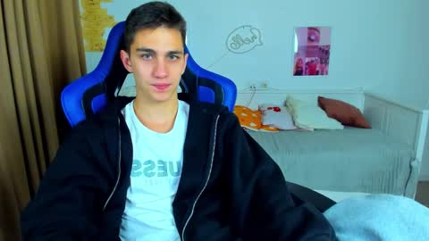 Snapshot of frank_mooree chatting on 10.05.25 Frank online show from 10.05.25