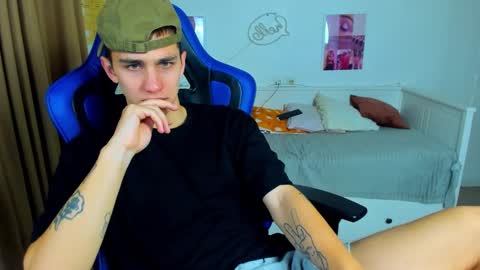 Snapshot of frank_mooree chatting on 10.09.25 Frank online show from 10.09.25