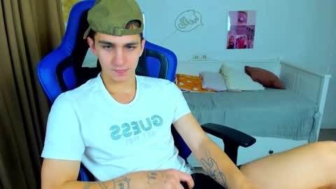 Snapshot of frank_mooree chatting on 10.10.25 Frank online show from 10.10.25