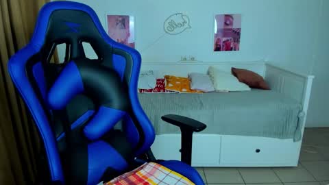 Snapshot of frank_mooree chatting on 10.12.25 Frank online show from 10.12.25