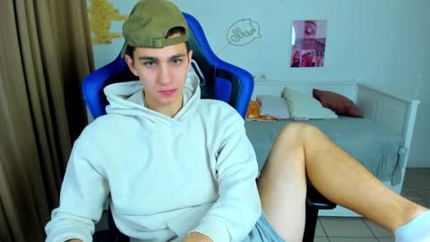 Snapshot of frank_mooree chatting on 10.15.25 Frank online show from 10.15.25