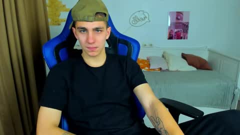 Snapshot of frank_mooree chatting on 10.27.25 Frank online show from 10.27.25