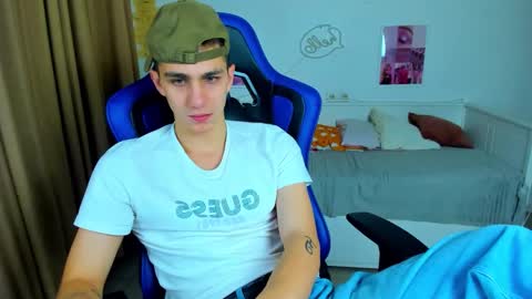 Snapshot of frank_mooree chatting on 10.31.25 Frank online show from 10.31.25