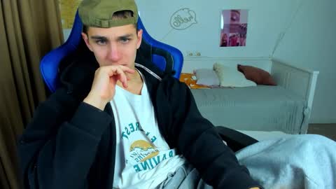 Snapshot of frank_mooree chatting on 11.04.25 Frank online show from 11.04.25