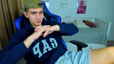 Snapshot of frank_mooree chatting on 11.05.25 Frank online show from 11.05.25