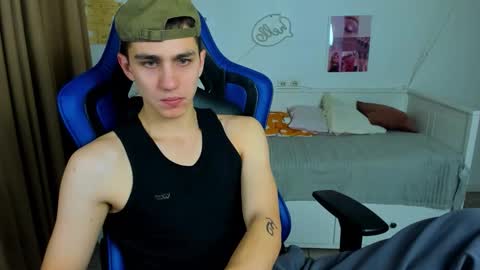 Snapshot of frank_mooree chatting on 11.11.25 Frank online show from 11.11.25