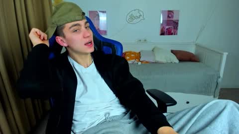 Snapshot of frank_mooree chatting on 11.18.25 Frank online show from 11.18.25