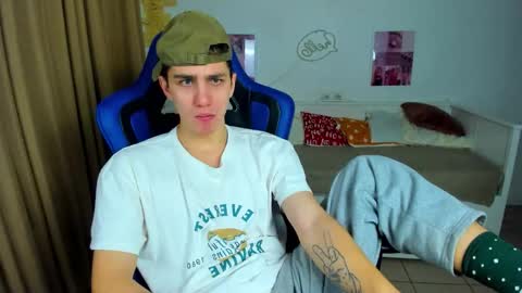 Snapshot of frank_mooree chatting on 11.30.25 Frank online show from 11.30.25