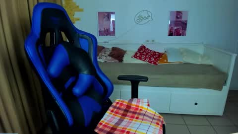 Snapshot of frank_mooree chatting on 12.02.25 Frank online show from 12.02.25