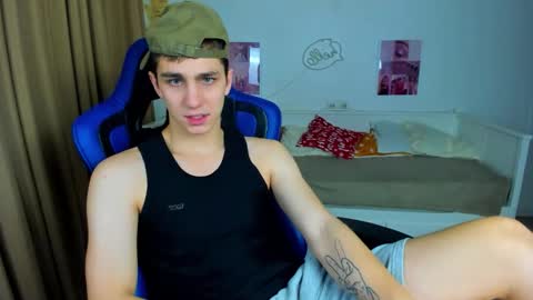 Snapshot of frank_mooree chatting on 12.03.25 Frank online show from 12.03.25