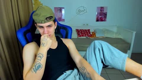 Snapshot of frank_mooree chatting on 12.05.25 Frank online show from 12.05.25