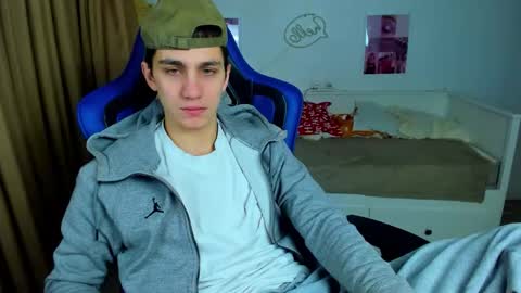 Snapshot of frank_mooree chatting on 12.18.25 Frank online show from 12.18.25