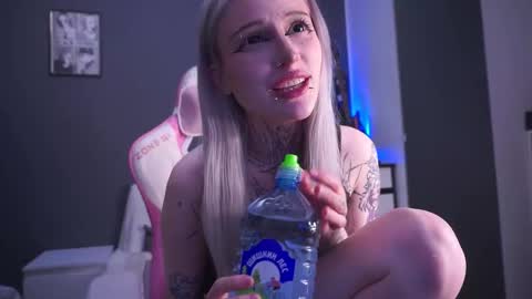 Snapshot of fraulein_mooon chatting on 01.07.26 Asya UwU online show from 01.07.26