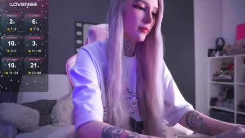 Snapshot of fraulein_mooon chatting on 01.12.26 Asya UwU online show from 01.12.26