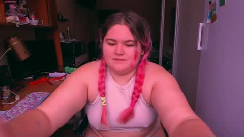 Snapshot of freakcute_friends chatting on 12.19.24 Alice online show from 12.19.24