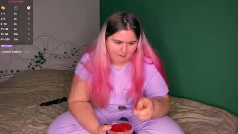 Snapshot of freakcute_friends chatting on 01.14.25 Alice online show from 01.14.25