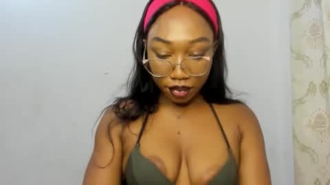 Snapshot of freaky_ebonygirl chatting on 09.29.25 Freaky ebonygirl online show from 09.29.25