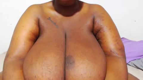 Snapshot of freakyboobsxx chatting on 01.06.25 Kimmy online show from 01.06.25