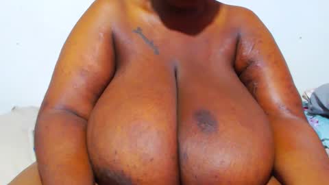 Snapshot of freakyboobsxx chatting on 01.12.25 Kimmy online show from 01.12.25