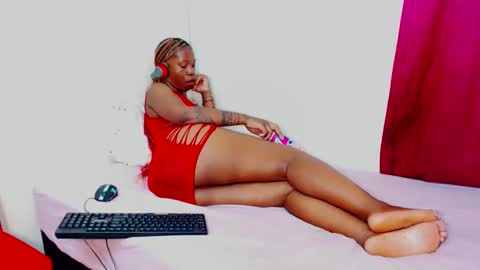 Snapshot of freakyscarlrt00 chatting on 10.14.25 FreakyScarlet00 online show from 10.14.25