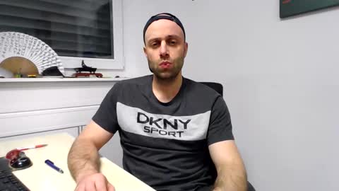 Snapshot of freddow chatting on 11.27.25 freddow online show from 11.27.25