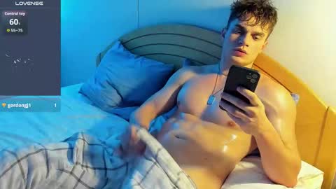 Snapshot of fresh_b1ood chatting on 10.05.25 Alex or Andrzej online show from 10.05.25