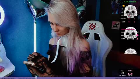 Snapshot of frida_fortune chatting on 01.23.25 Frida A boost to fortune for the one who gives a thumbs up and a bonus lucky for those who support me by joining the fanclub online show from 01.23.25