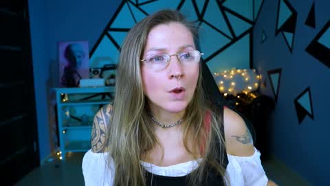 Snapshot of fridatander chatting on 12.22.24 Frida Tander online show from 12.22.24