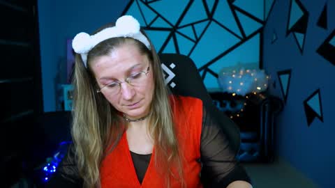 Snapshot of fridatander chatting on 12.26.24 Frida Tander online show from 12.26.24