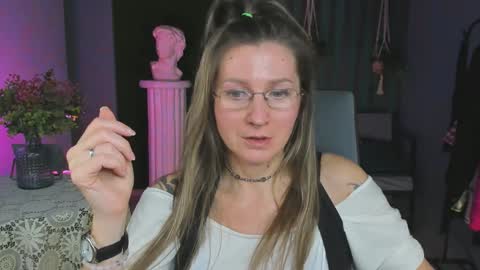 Snapshot of fridatander chatting on 01.08.25 Frida Tander online show from 01.08.25