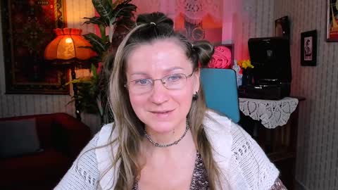 Snapshot of fridatander chatting on 01.31.25 Frida Tander online show from 01.31.25