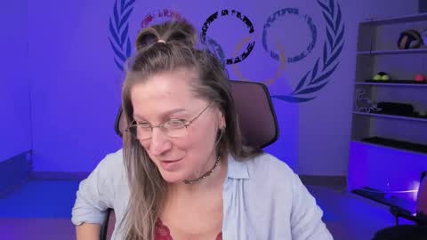 Snapshot of fridatander chatting on 02.09.25 Frida Tander online show from 02.09.25