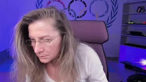 Snapshot of fridatander chatting on 02.10.25 Frida Tander online show from 02.10.25