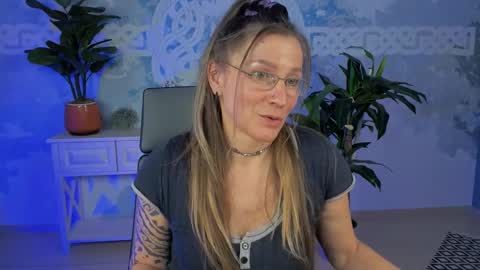 Snapshot of fridatander chatting on 02.22.25 Frida Tander online show from 02.22.25