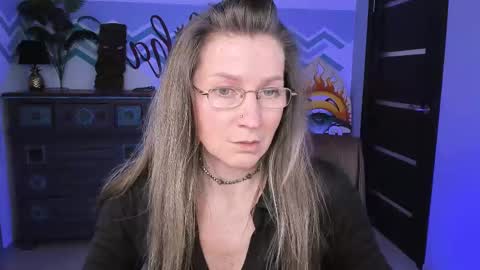 Snapshot of fridatander chatting on 03.08.25 Frida Tander online show from 03.08.25