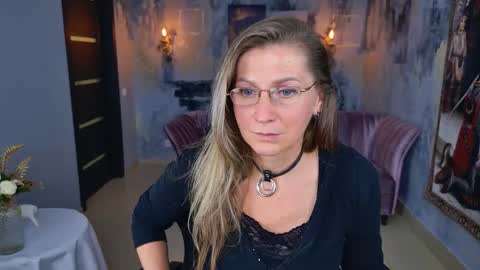 Snapshot of fridatander chatting on 09.11.25 Frida Tander online show from 09.11.25