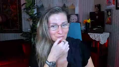 Snapshot of fridatander chatting on 09.14.25 Frida Tander online show from 09.14.25
