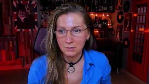 Snapshot of fridatander chatting on 09.15.25 Frida Tander online show from 09.15.25