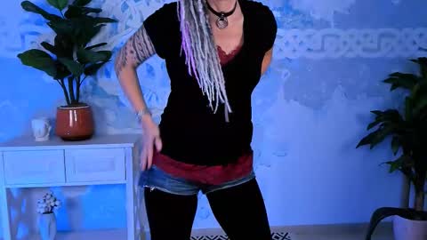 Snapshot of fridatander chatting on 10.05.25 Frida Tander online show from 10.05.25