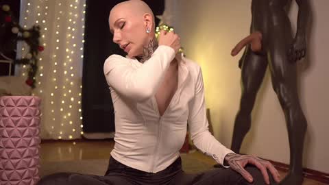 Snapshot of fuckingtoy_ chatting on 12.14.24 Eva         all my links   online show from 12.14.24