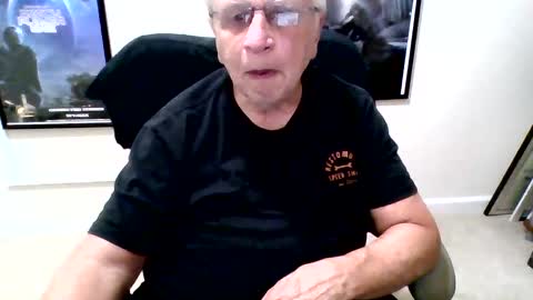 Snapshot of funclemike chatting on 10.06.25 funclemike online show from 10.06.25