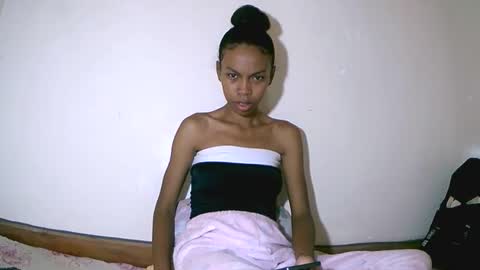 Snapshot of fyah1027 chatting on 12.01.25 fyah1027 online show from 12.01.25