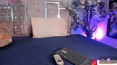 Snapshot of gabyyjones chatting on 11.18.25 gabyyjones online show from 11.18.25