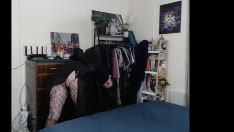 Snapshot of gangbangxxxgirl chatting on 10.18.25 HOT online show from 10.18.25