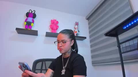 Snapshot of gangster_girl chatting on 11.28.25 GANG online show from 11.28.25