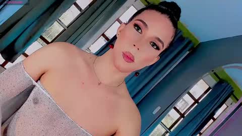 Snapshot of gatitavenecis1 chatting on 01.10.25 Vnecis Marn online show from 01.10.25