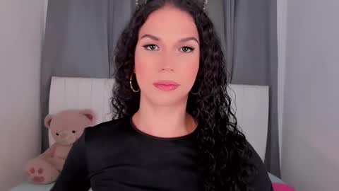 Snapshot of gatitavenecis1 chatting on 10.25.25 Vnecis Marn online show from 10.25.25